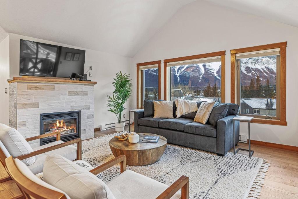 NEW! UPDATED Attractive Downtown Condo! Sleeps 10, Hot Tub, Mountain View photo 3