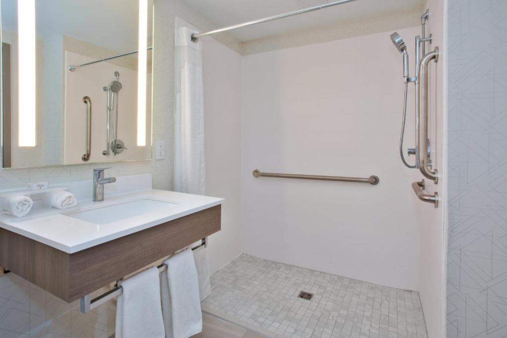 Holiday Inn Express Hotel & Suites Dover, an IHG Hotel photo 4
