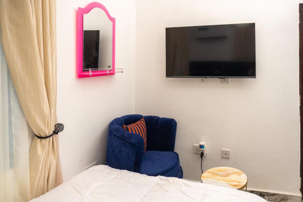 Discover 8-Bedrooms Lakeside Apartment Living Free WiFi And Well Secured photo 2