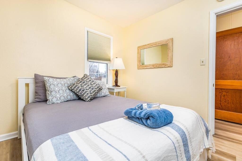 Oaklie's Bungalow - Charming Home in Dubuque photo 2