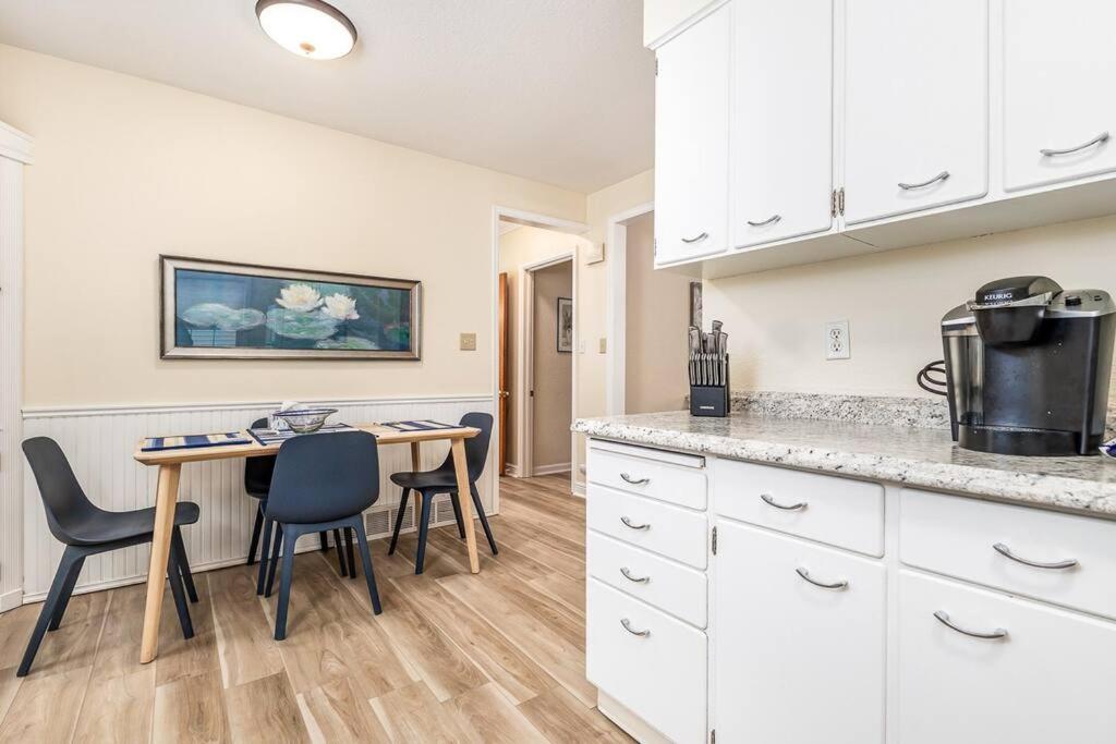 Oaklie's Bungalow - Charming Home in Dubuque photo 3