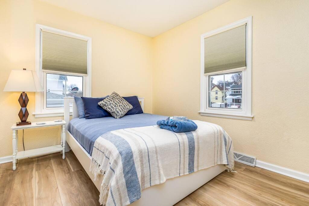 Oaklie's Bungalow - Charming Home in Dubuque photo 4
