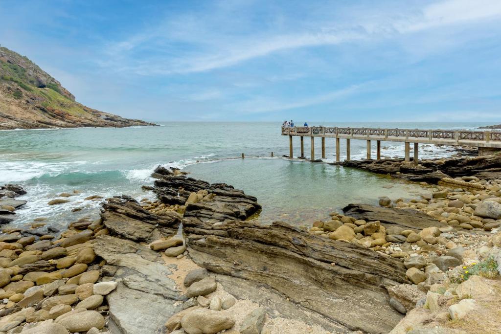Vic Bay Beach House - Tap to explore photos