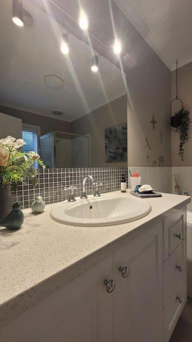 Quiet family retreat getaway - Wildlife Park, Sovereign Hill, Kryall Castle and city at your door - modern apartment, 8 guests photo 2