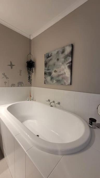 Quiet family retreat getaway - Wildlife Park, Sovereign Hill, Kryall Castle and city at your door - modern apartment, 8 guests photo 4