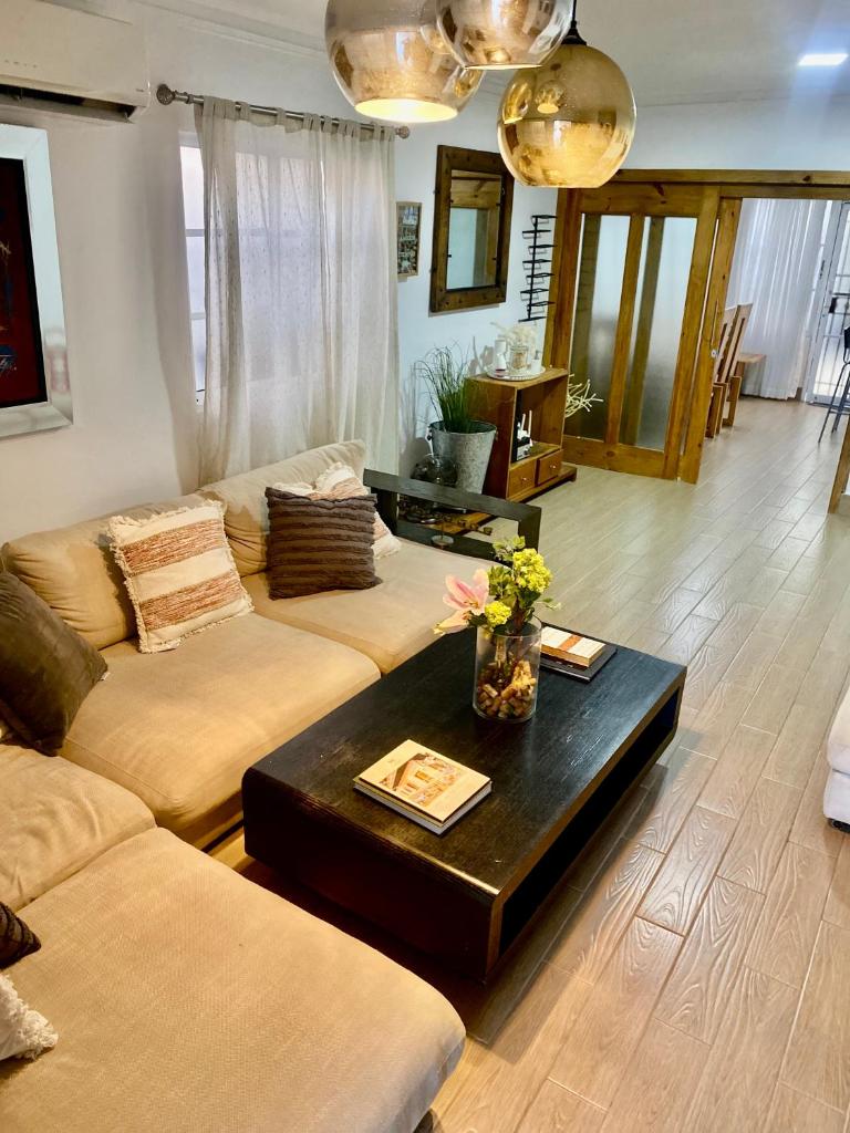 Casa con Parqueo Privado, Patio y Jacuzzi. photo 3
