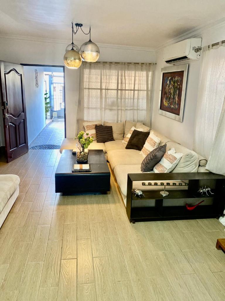 Casa con Parqueo Privado, Patio y Jacuzzi. photo 1