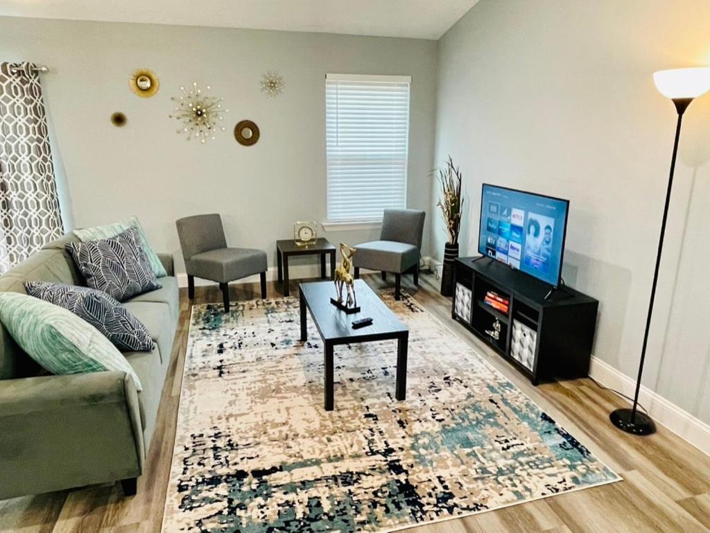 House 3 Bed, 2Bath, FREE Parking in The Woodlands photo 2