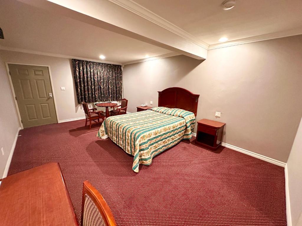 Tropic West Motel image