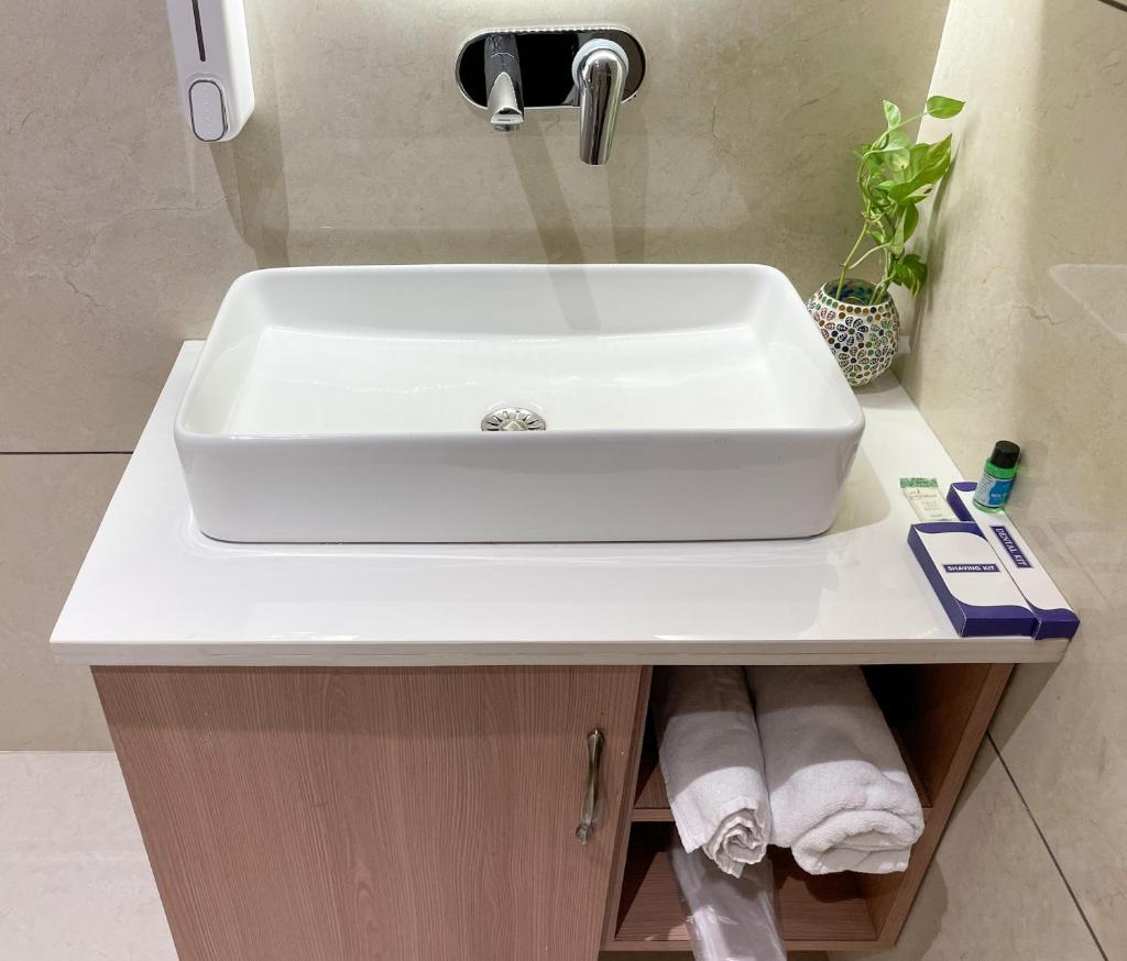 Hotel Crown Savoy, Near Railway Station & GURU NANAK DEV UNIVERSITY photo 2