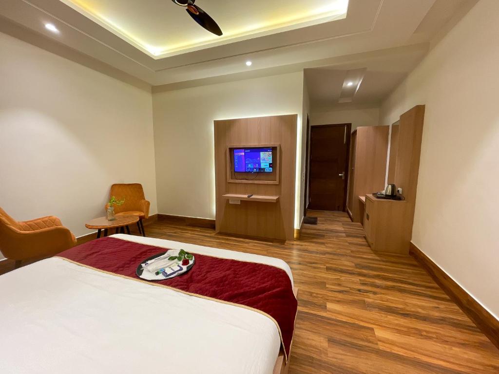 Hotel Crown Savoy, Near Railway Station & GURU NANAK DEV UNIVERSITY photo 1