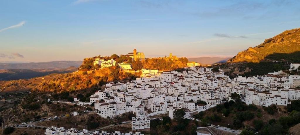 Stylish 3 bed house 2 bathrooms with patio, roof terrace and communal pool 5 minutes away from the beautiful Spanish white village of Casares Pueblo and only 20 mins from the sea