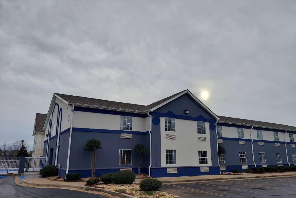 Days Inn & Suites by Wyndham Huntsville image