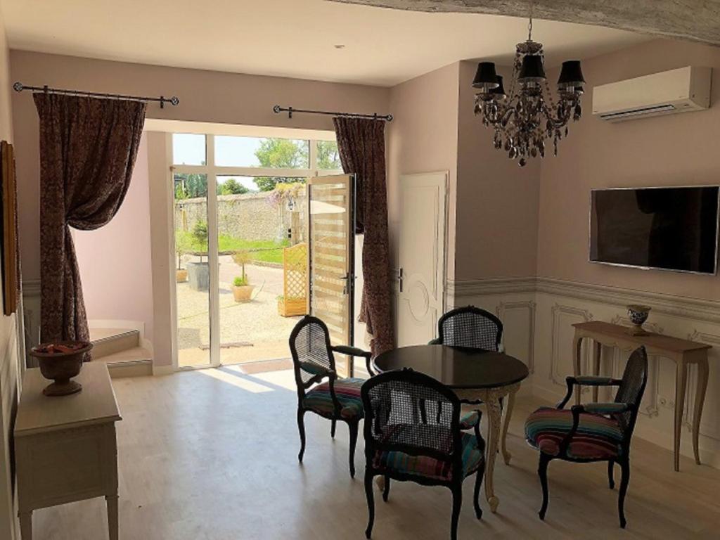 Cottage du chateau for 4 people – 90 m²- 2 bedrooms – 2 bathrooms – pool photo 2
