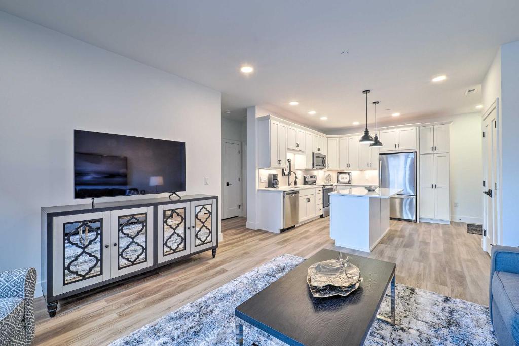 Winter Escape! Downtown Traverse City Condo photo 3
