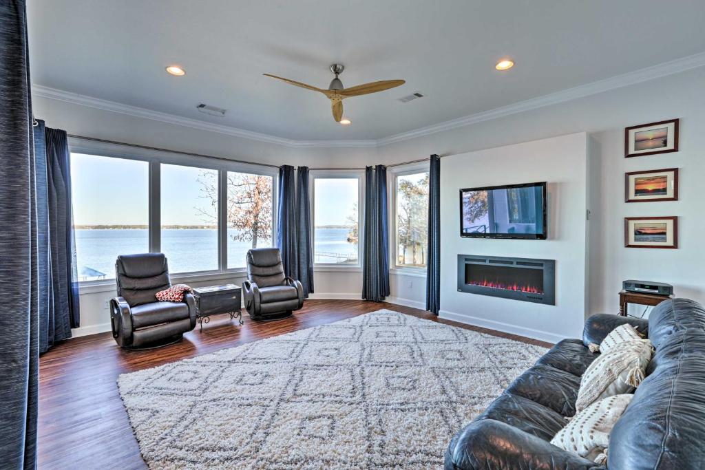 Beautiful Waterfront Getaway with Dock! photo 1
