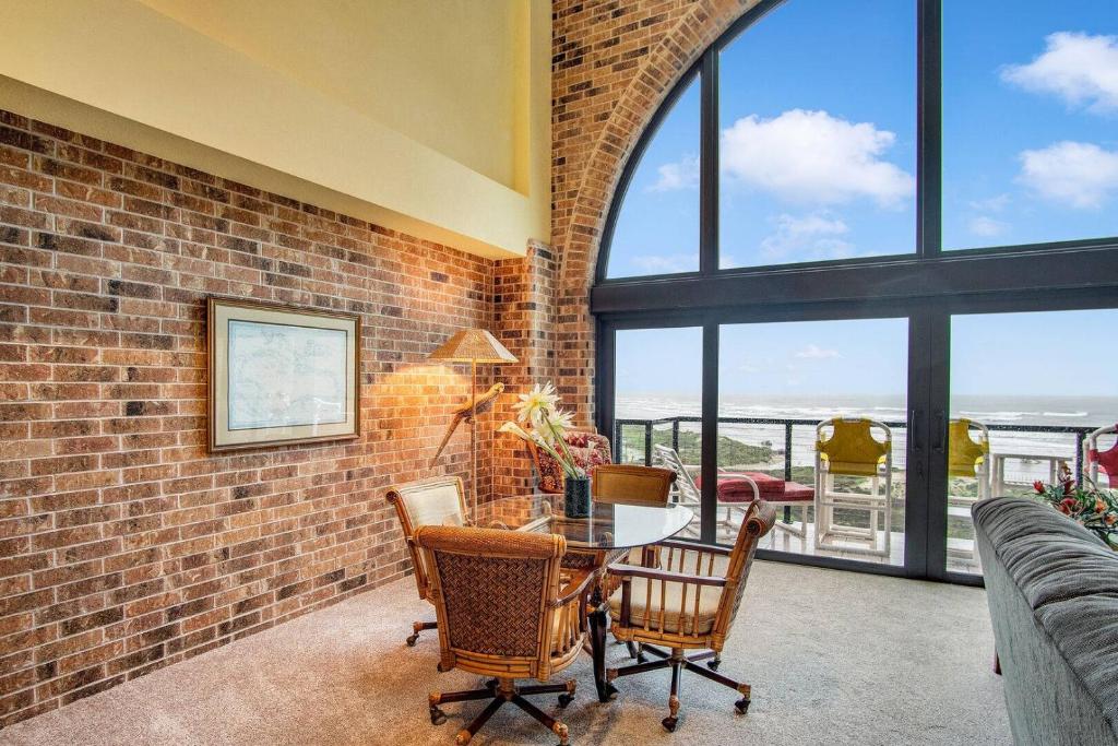 Elegance on the open water Beautiful Split Level Penthouse has Panoramic Vews of the Gulf Coast photo 4