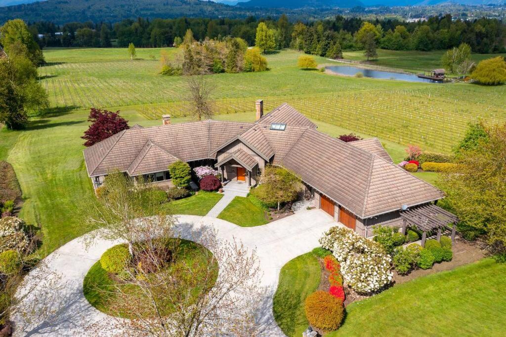 Season Premiere Winery-Bed & Breakfast in vineyard