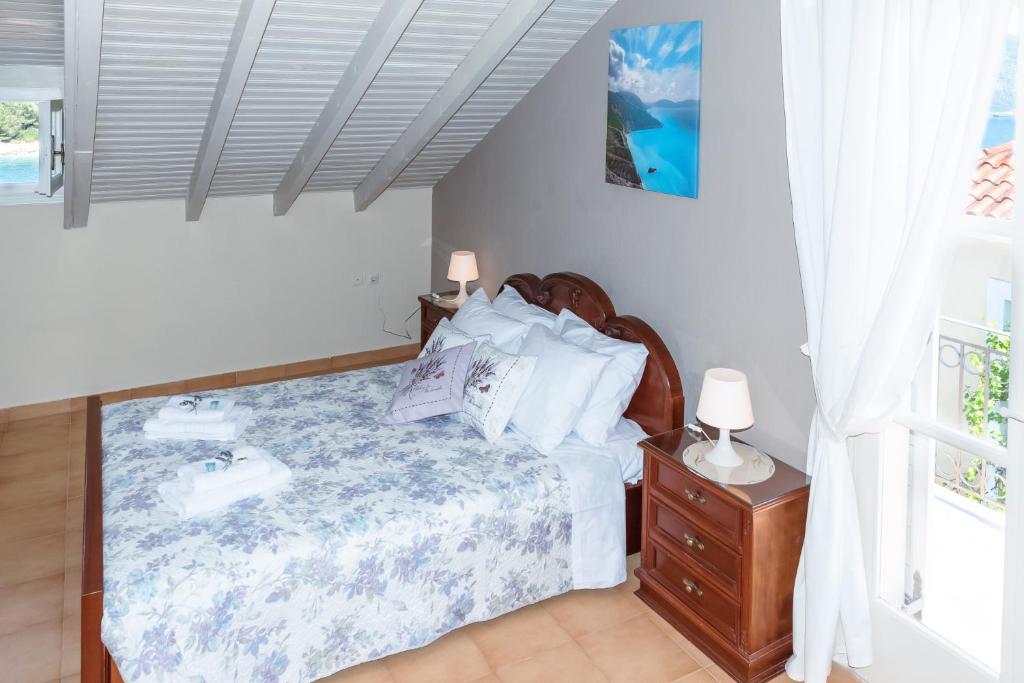 Captain's Quarters at Fiscardo Waterfront-feel the breeze photo 3