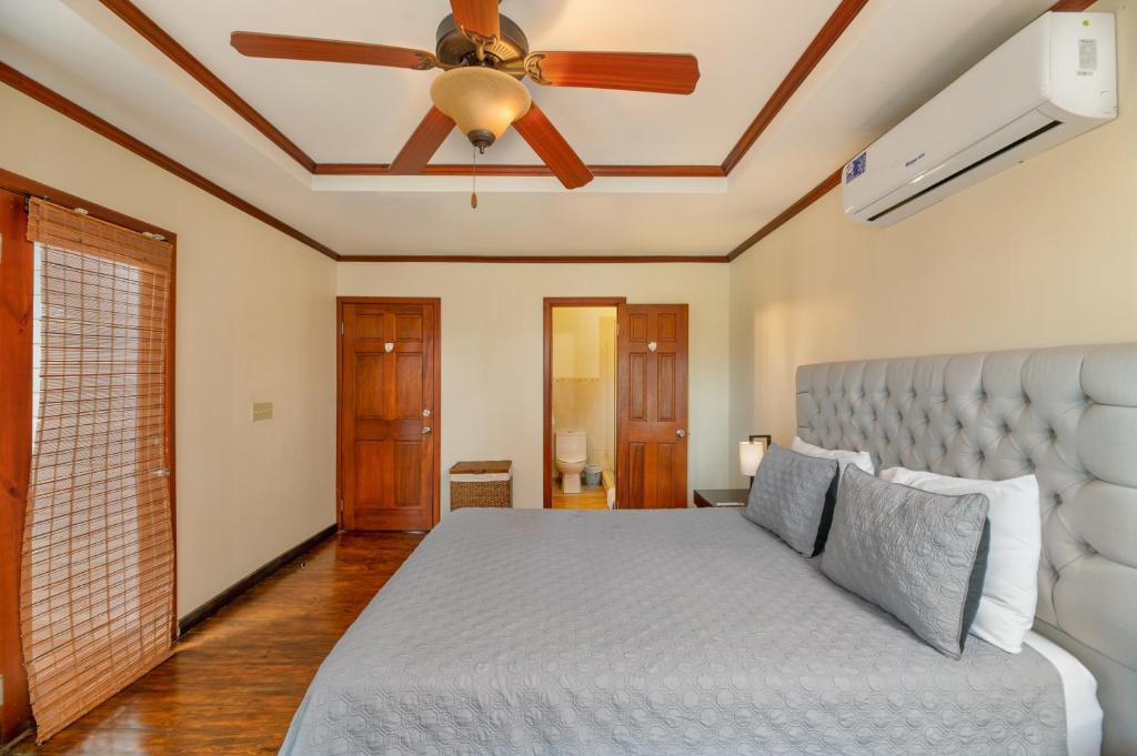Exclusive Tropical House - 2 BDRM & 2 BATH - 3min Beach photo 2