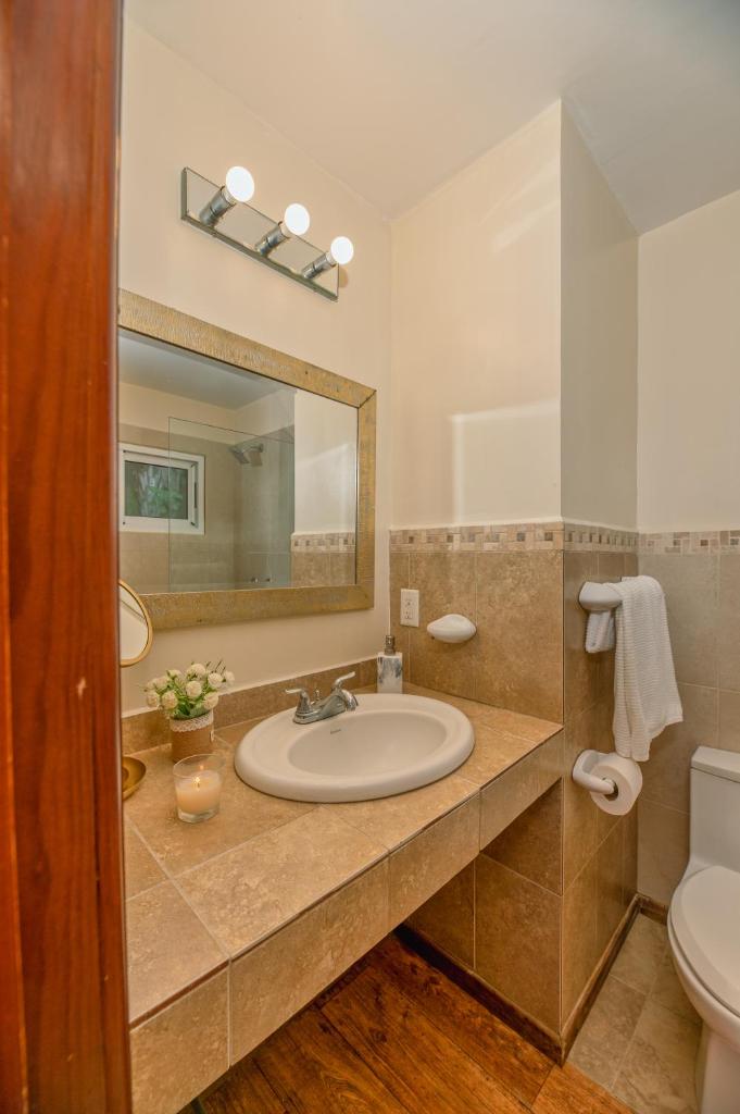 Exclusive Tropical House - 2 BDRM & 2 BATH - 3min Beach photo 4