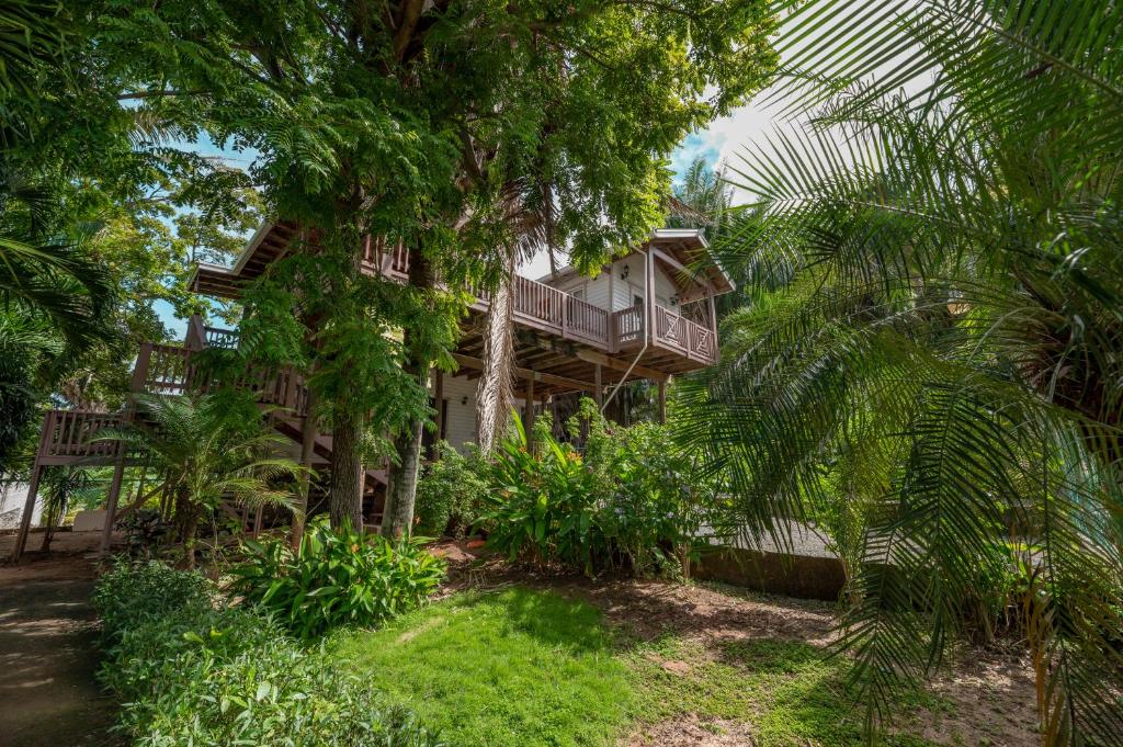 Exclusive Tropical House - 2 BDRM & 2 BATH - 3min Beach