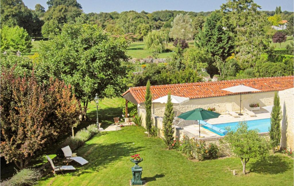 Nice Home In Beurlay With 2 Bedrooms, Wifi And Heated Swimming Pool photo 1