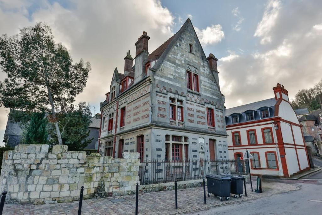 Le Manoir des EMBRUNS 14P - Location N1- Terrace- public parking 2 min photo 4