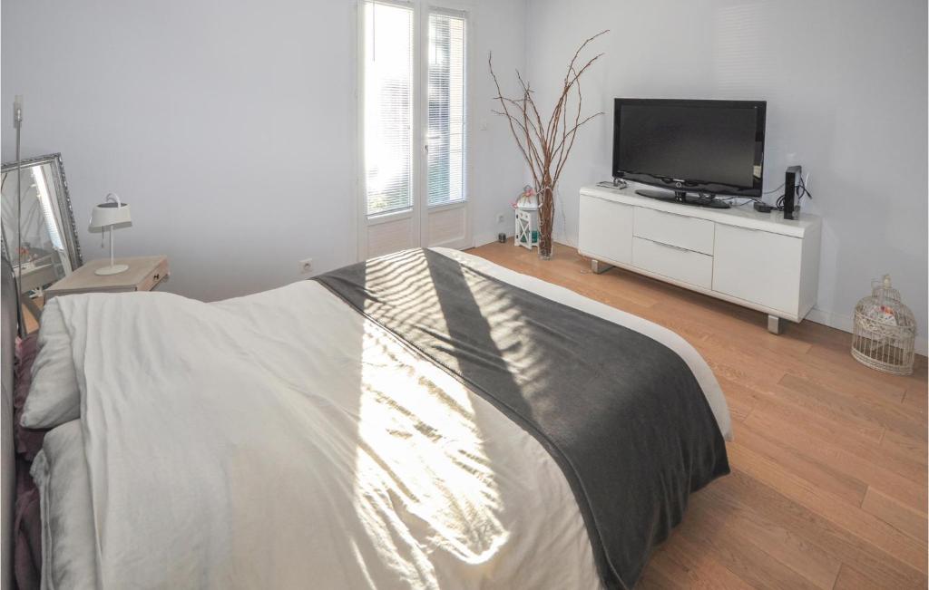 Awesome Home In Peymeinade With 3 Bedrooms, Wifi And Private Swimming Pool photo 2
