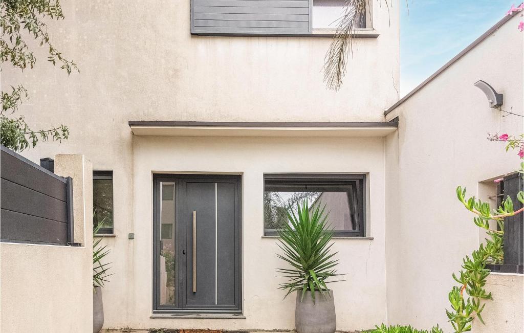 Beautiful Home In St Jean De Vedas With Outdoor Swimming Pool, 3 Bedrooms And Wifi