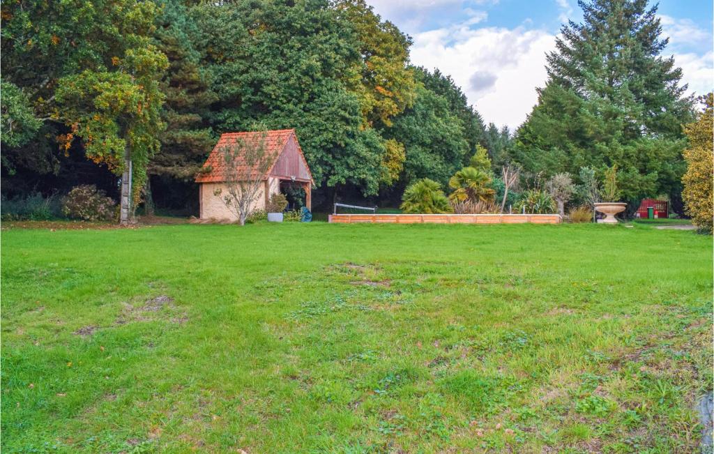 Stunning Home In Plounvez-modec With 3 Bedrooms, Wifi And Heated Swimming Pool photo 1