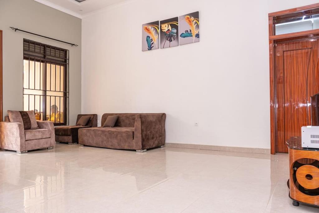 Cheerful 4-bedroom home with parking photo 3