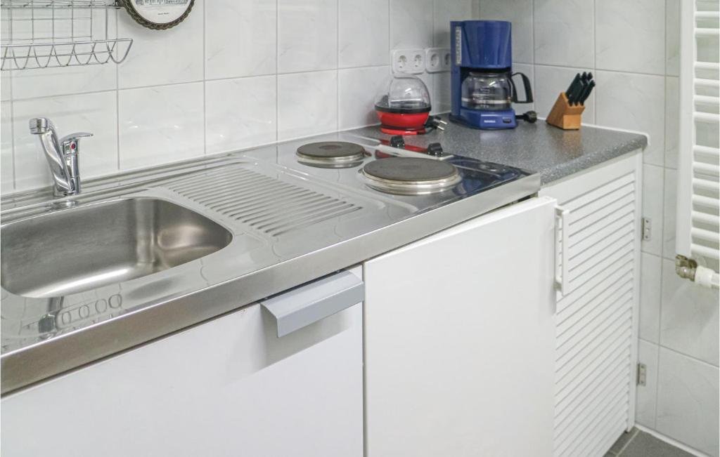 Amazing Apartment In Elmenhorst With Kitchen photo 3