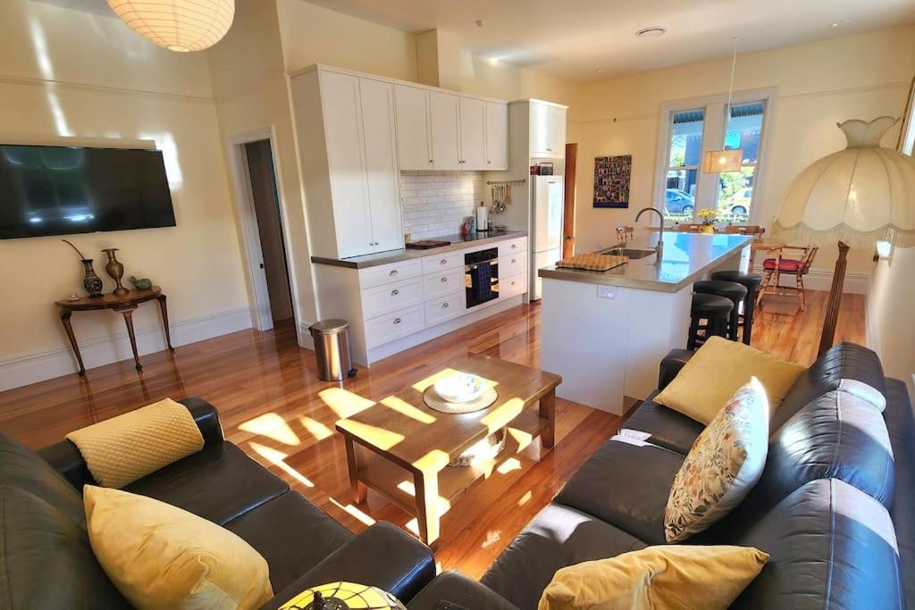 Luxury new 3 bedroom house in central city 5 star photo 2