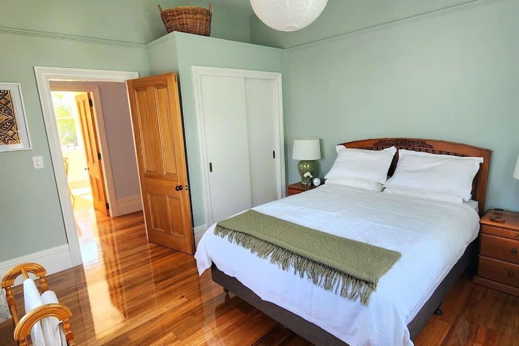 Luxury new 3 bedroom house in central city 5 star photo 3