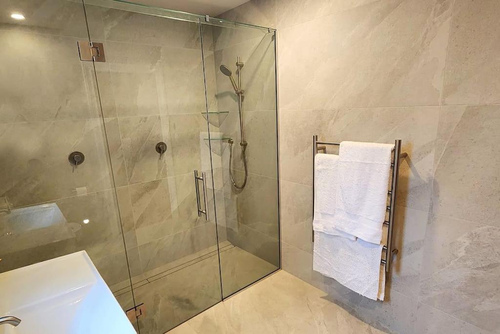 Luxury new 3 bedroom house in central city 5 star photo 4