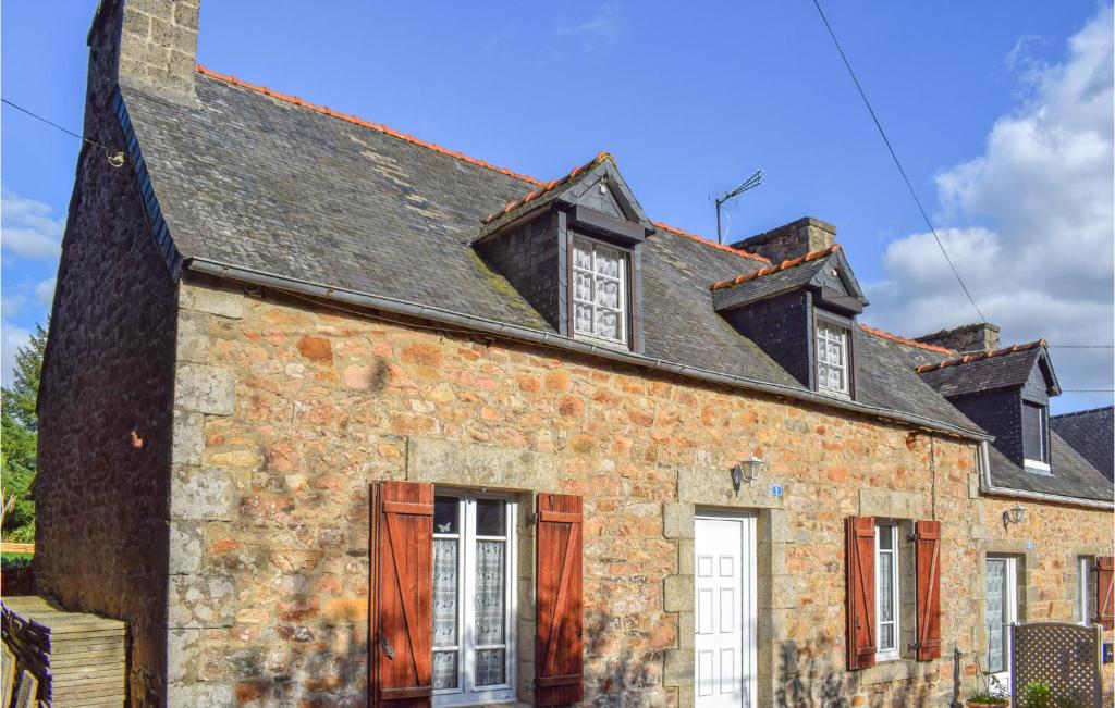 Stunning Home In Plounvez-modec With 3 Bedrooms, Wifi And Heated Swimming Pool photo 2