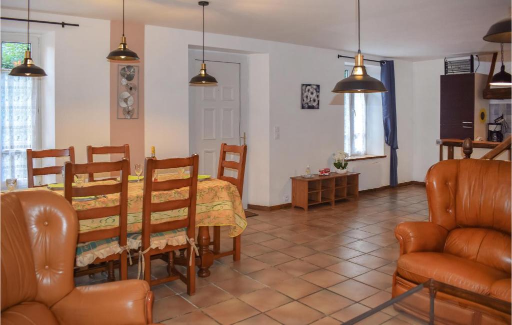 Stunning Home In Plounvez-modec With 3 Bedrooms, Wifi And Heated Swimming Pool photo 3