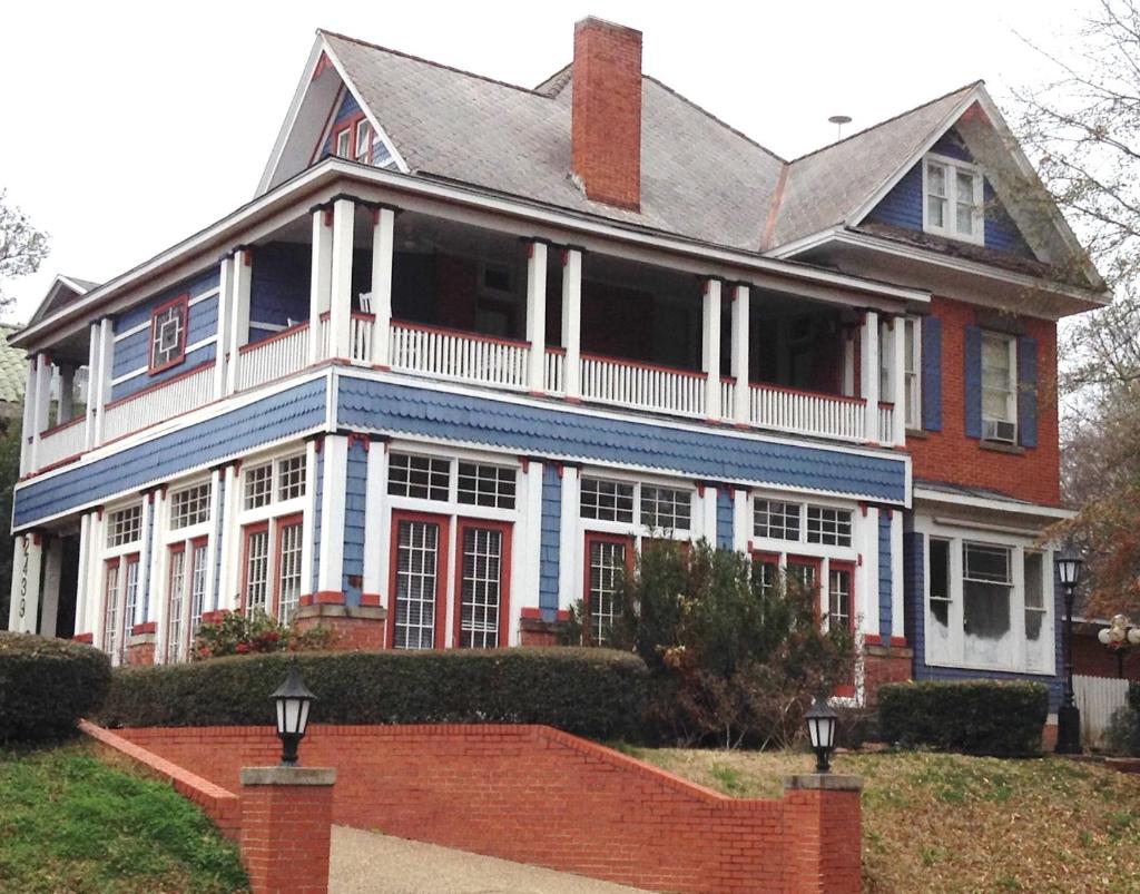 2439 Fairfield "A Bed and Breakfast" image