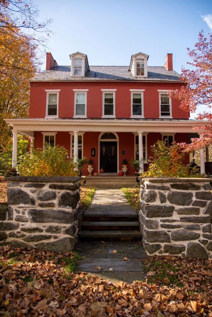The Hollinger House photo 1