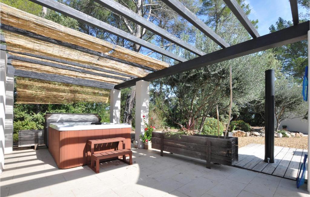 Stunning Home In Lorgues With Wifi, 2 Bedrooms And Jacuzzi photo 1