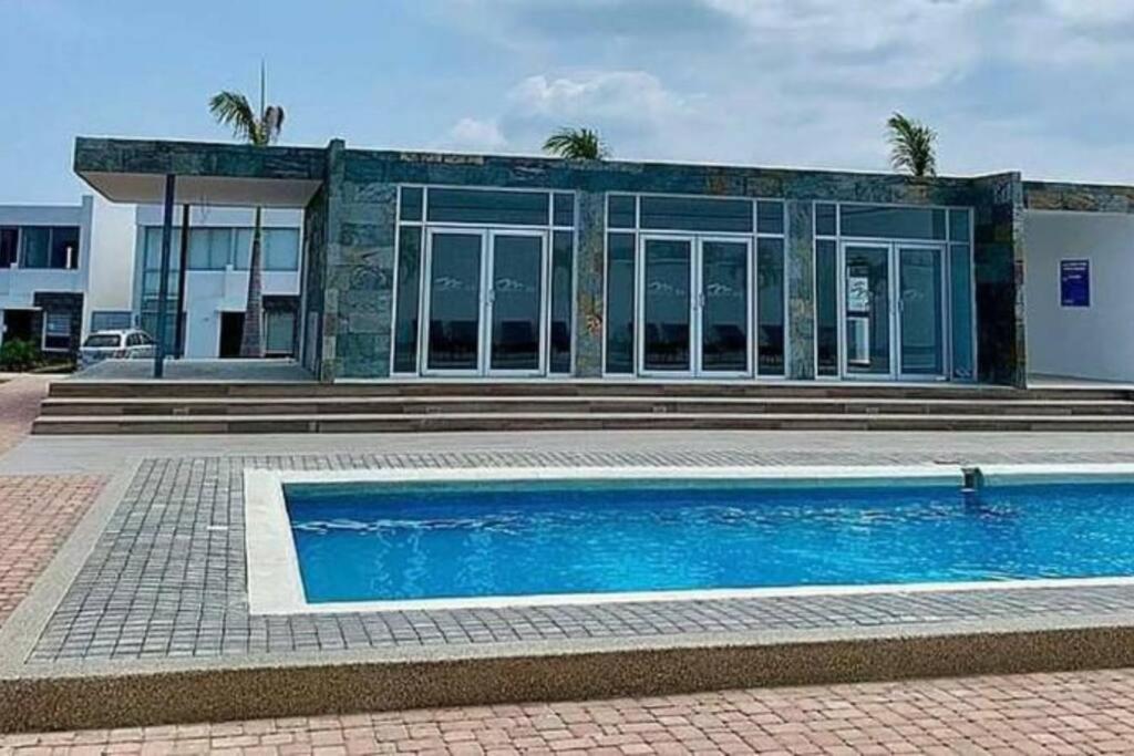 Moderna casa con piscina y cerca de la playa photo 1
