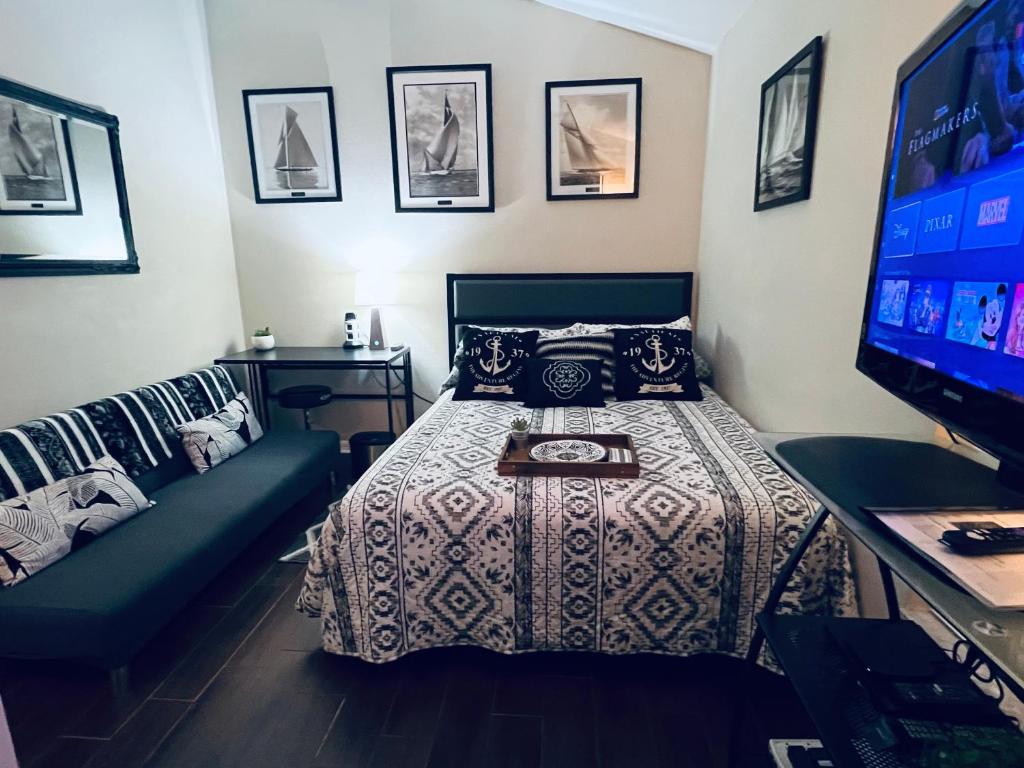 Ruskin FL private 2 bdrm 1 bath suite Common areas shared with host and cat image