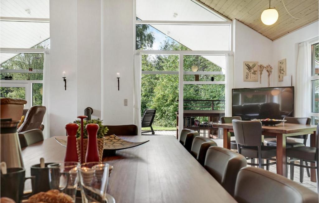 Stunning Home In Hadsund With 5 Bedrooms, Sauna And Wifi photo 4