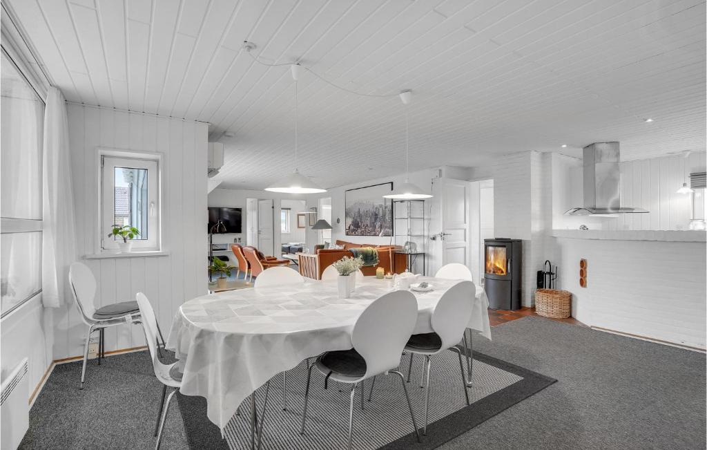 Amazing Home In Hvide Sande With 5 Bedrooms, Sauna And Indoor Swimming Pool photo 2