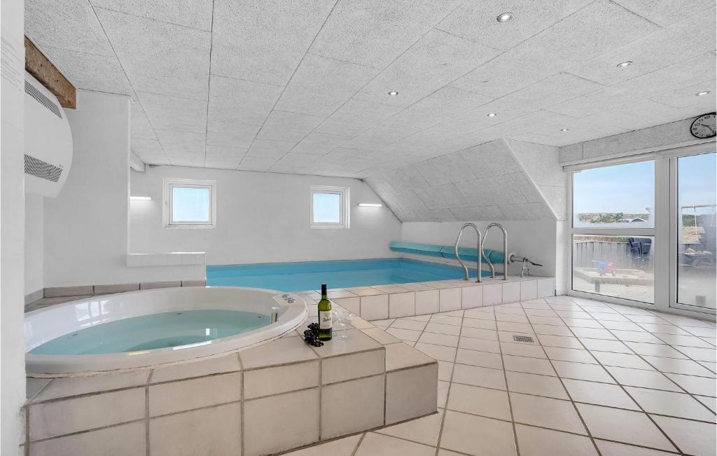 Amazing Home In Hvide Sande With 5 Bedrooms, Sauna And Indoor Swimming Pool photo 4