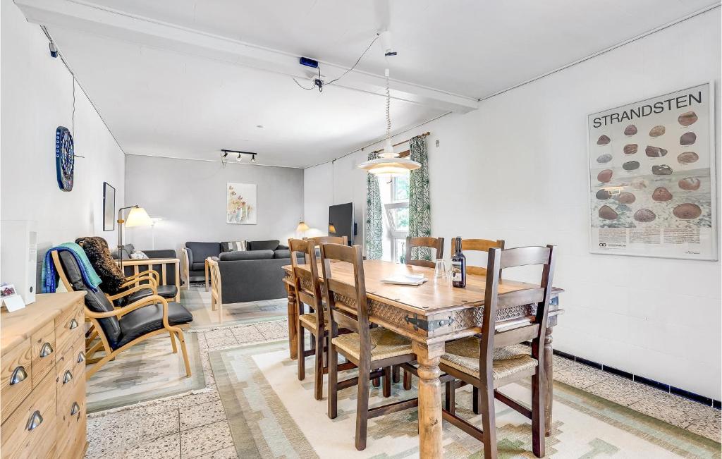 Awesome Home In Bredebro With 5 Bedrooms And Wifi photo 2