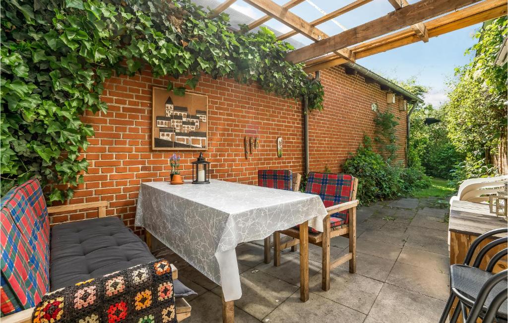 Awesome Home In Bredebro With 5 Bedrooms And Wifi photo 3