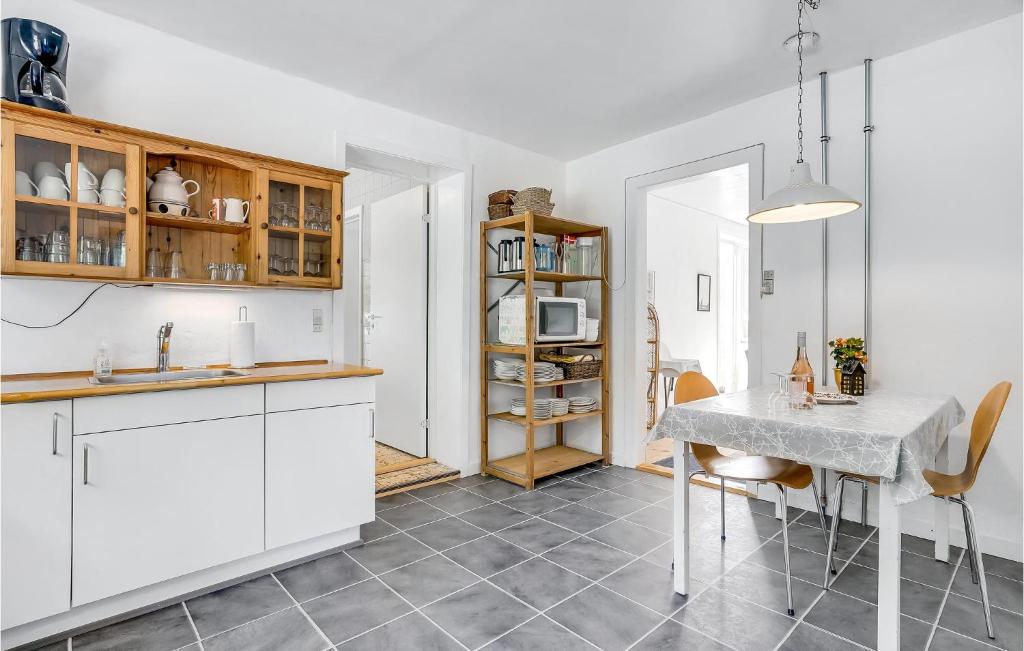 Awesome Home In Bredebro With 5 Bedrooms And Wifi photo 4