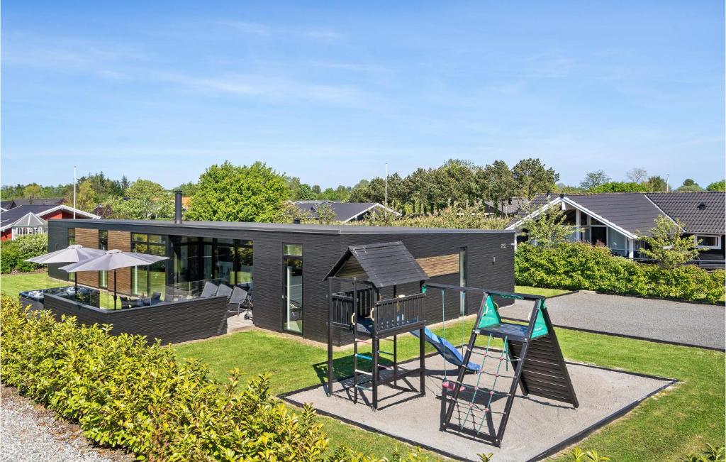 Nice Home In Juelsminde With 4 Bedrooms, Sauna And Wifi